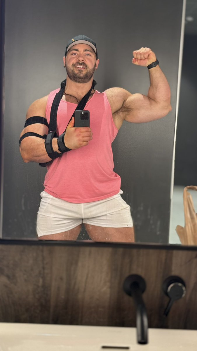 derekboltxxx's tweet photo. I got my splint/sling off and traded it for the movement brace (90° to 135°). I’m a bionic man now! Very excited I’m cleared for leg day and cardio and PT. https://t.co/W5pqVtNQ16