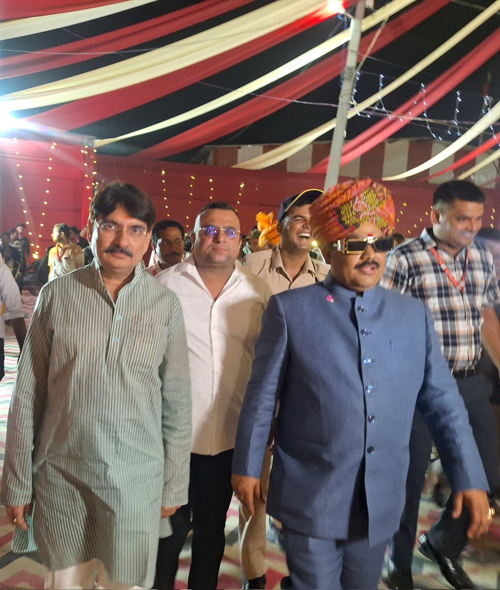 Ramjigarotha's tweet photo. ��ुंदेलखंड की पावन भूमि पर त्रिकालदर्शी पंडोखर सरकार पीठाधीश्वर पंडित गुरु शरण शर्मा जी के यशस्वी भ्राता भंडार के सरपंच श्री राम शर्मा जी के शुभ  विवाह समारोह में उपस्थित होकर वर वधु को विवाह की शुभकामनाएं प्रेषित की और गुरुदेव का स्नेहिल आशीर्वाद प्राप्त किया। https://t.co/P5agor1M7A