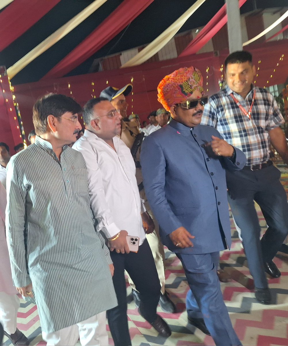 Ramjigarotha's tweet photo. ��ुंदेलखंड की पावन भूमि पर त्रिकालदर्शी पंडोखर सरकार पीठाधीश्वर पंडित गुरु शरण शर्मा जी के यशस्वी भ्राता भंडार के सरपंच श्री राम शर्मा जी के शुभ  विवाह समारोह में उपस्थित होकर वर वधु को विवाह की शुभकामनाएं प्रेषित की और गुरुदेव का स्नेहिल आशीर्वाद प्राप्त किया। https://t.co/P5agor1M7A