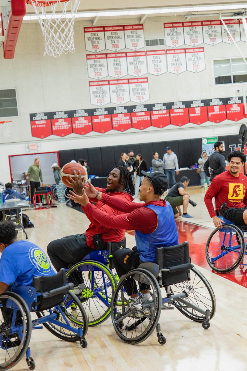 houseof_victory's tweet photo. We had an INCREDIBLE time at @angelcitysports Youth Weekend supporting kids with physical disabilities and trying a variety of adaptive sports 🦽🏀🛹🪽

The faces on our @uscfb athletes and the participants say it all 🥹✌️Check out a full recap here: https://t.co/dt7PXLEuNc https://t.co/KLJYod6nZ6