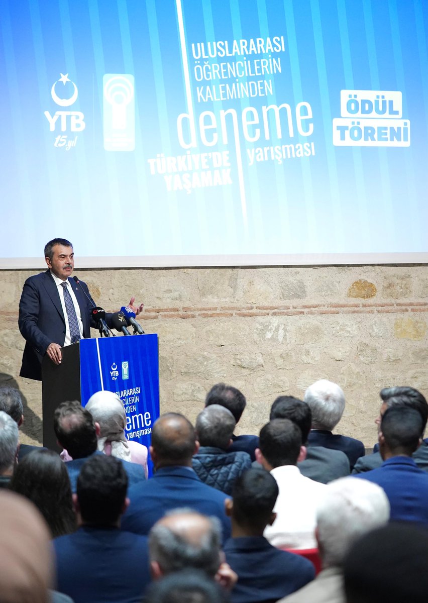 Yusuf__Tekin's tweet photo. 📍 İstanbul/ Rami Kütüphanesi

Uluslararası Öğrencilerin Kaleminden Türkiye’de Yaşamak temalı deneme yarışmasının ödül törenine katıldık.

Türkiye, bu topraklarla gönül bağı kurmuş her kalbe ses vermeyi bir sorumluluk olarak görmektedir. Kardeşlik hukukunu önceleyen bu anlayış, bizlere tarihî bir vicdanın mirasıdır.

Bu yarışma, farklı coğrafyalardan gelen öğrencilerin Türkiye’ye dair duygu ve düşüncelerini kelimelere döktüğü, kültürel zenginliğimizi ve ortak insanlık değerlerimizi bir kez daha hatırlattığı çok kıymetli bir zemindir.

Programın gerçekleşmesinde emeği geçen Yurtdışı Türkler ve Akraba Topluluklar Başkanı Abdullah Eren ile Türkiye Dil ve Edebiyat Derneği Başkanı Ekrem Erdem’e teşekkür ederim.

Tüm öğrencilerimizi tebrik ediyor, başarılarının devamını diliyorum.
