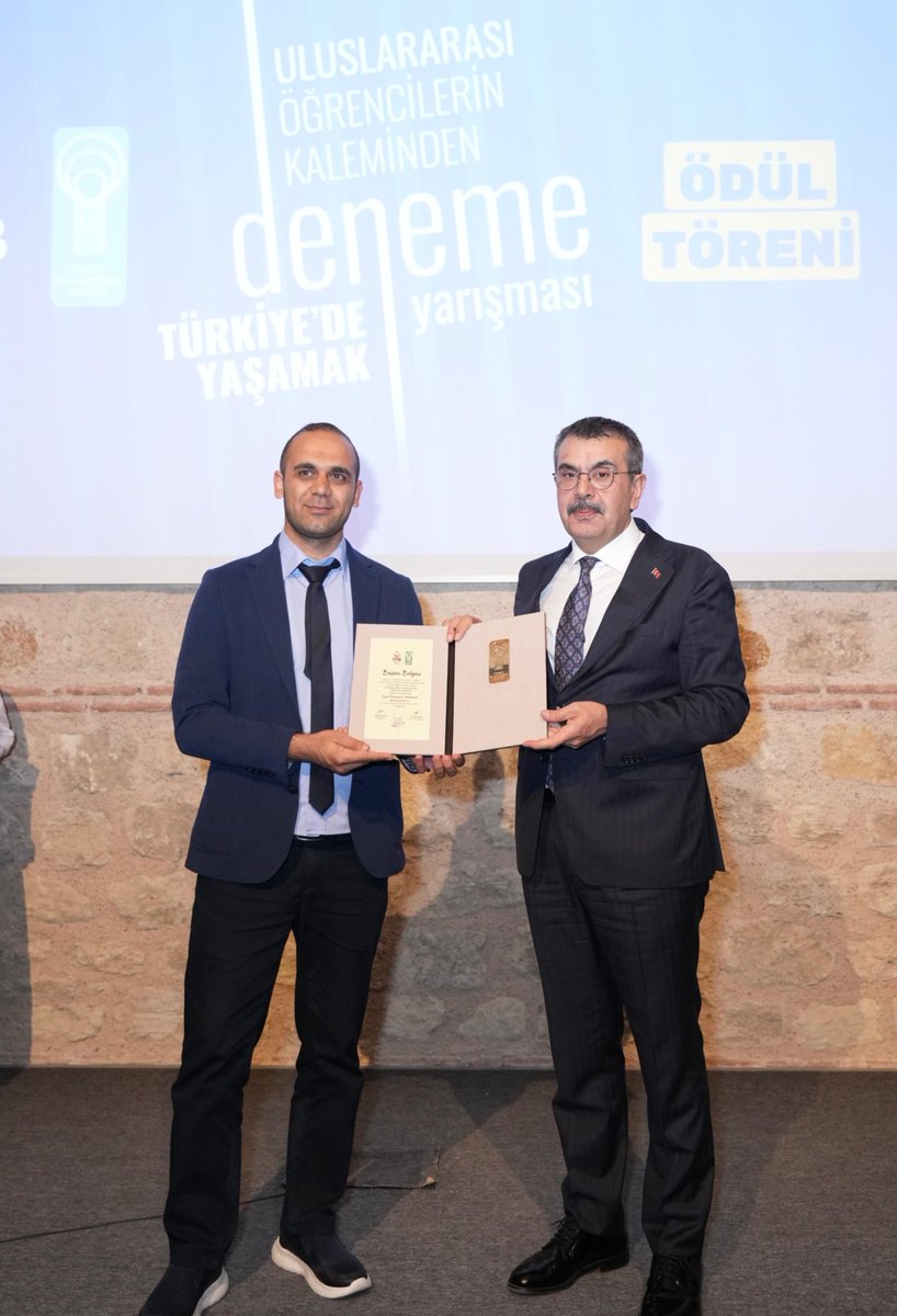 📍 İstanbul/ Rami Kütüphanesi

Uluslararası Öğrencilerin Kaleminden Türkiye’de Yaşamak temalı deneme yarışmasının ödül törenine katıldık.

Türkiye, bu topraklarla gönül bağı kurmuş her kalbe ses vermeyi bir sorumluluk olarak görmektedir. Kardeşlik hukukunu önceleyen bu anlayış,