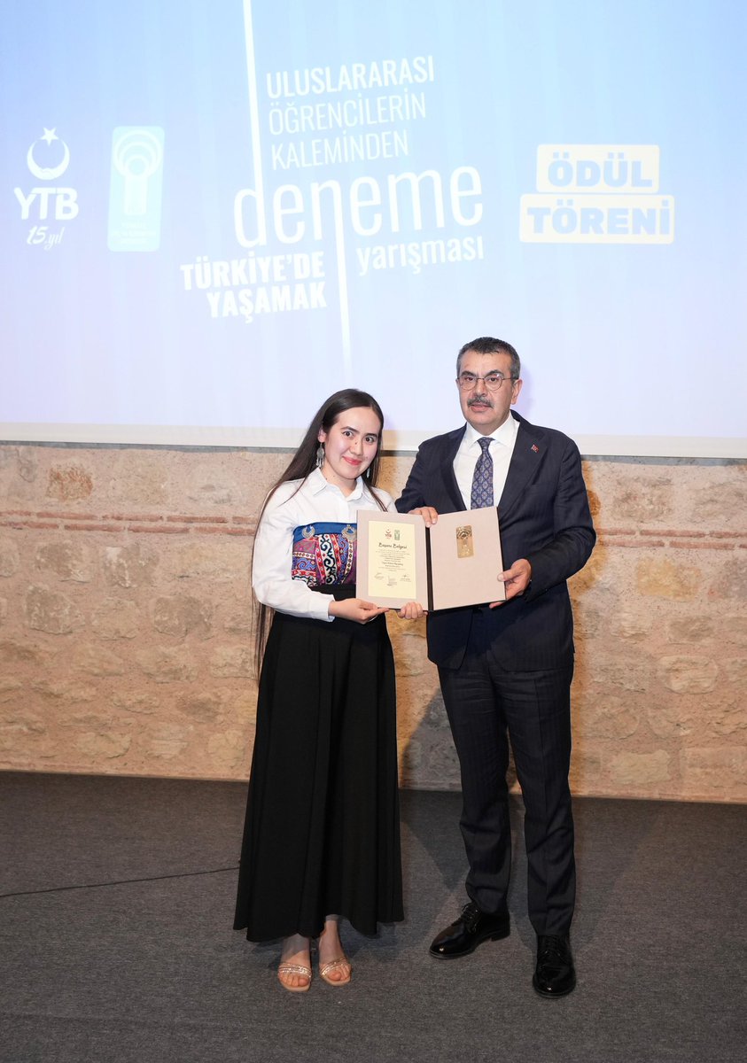 Yusuf__Tekin's tweet photo. 📍 İstanbul/ Rami Kütüphanesi

Uluslararası Öğrencilerin Kaleminden Türkiye’de Yaşamak temalı deneme yarışmasının ödül törenine katıldık.

Türkiye, bu topraklarla gönül bağı kurmuş her kalbe ses vermeyi bir sorumluluk olarak görmektedir. Kardeşlik hukukunu önceleyen bu anlayış, bizlere tarihî bir vicdanın mirasıdır.

Bu yarışma, farklı coğrafyalardan gelen öğrencilerin Türkiye’ye dair duygu ve düşüncelerini kelimelere döktüğü, kültürel zenginliğimizi ve ortak insanlık değerlerimizi bir kez daha hatırlattığı çok kıymetli bir zemindir.

Programın gerçekleşmesinde emeği geçen Yurtdışı Türkler ve Akraba Topluluklar Başkanı Abdullah Eren ile Türkiye Dil ve Edebiyat Derneği Başkanı Ekrem Erdem’e teşekkür ederim.

Tüm öğrencilerimizi tebrik ediyor, başarılarının devamını diliyorum.