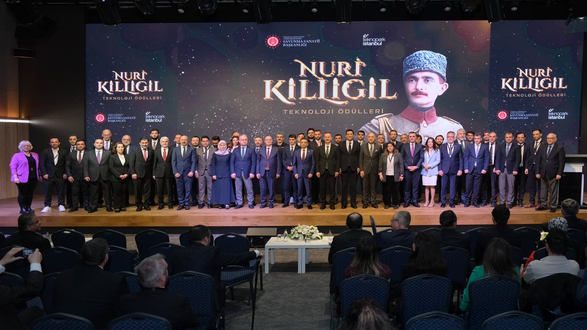 teknopark_ist's tweet photo. Teknopark İstanbul olarak, Türk savunma sanayisinin kurucularından Sayın Nuri Killigil’in anısını yaşatmak ve ilham verici mirasını geleceğe taşımak amacıyla düzenlediğimiz ödül töreninde, sektörün öncü isimlerini bir araya getirdik.

Sayın Savunma Sanayii Başkanı Prof. Dr. Haluk Görgün’ü aramızda görmekten büyük onur duyduk. Değerli katılımları için kendilerine şükranlarımızı sunuyoruz.

Ev sahipliğini Genel Müdürümüz Prof. Dr. Abdurrahman Akyol’un üstlendiği bu anlamlı gecede, geleceğe yön veren projeleriyle ödüle layık görülen girişimcilerimize, Sayın Nuri Killigil’in tasarımı olan tarihi tabanca özel bir sembol olarak takdim edildi.

Savunma sanayimizin köklerinden geleceğine uzanan bu köprüyü birlikte inşa ediyor, yüksek teknolojiye dayalı üretim gücümüzle Türkiye’yi daha da ileriye taşıyoruz.

#NuriKilligilÖdülleri #Teknoparkİstanbul #SavunmaSanayii @akyol_edu @halukgorgun