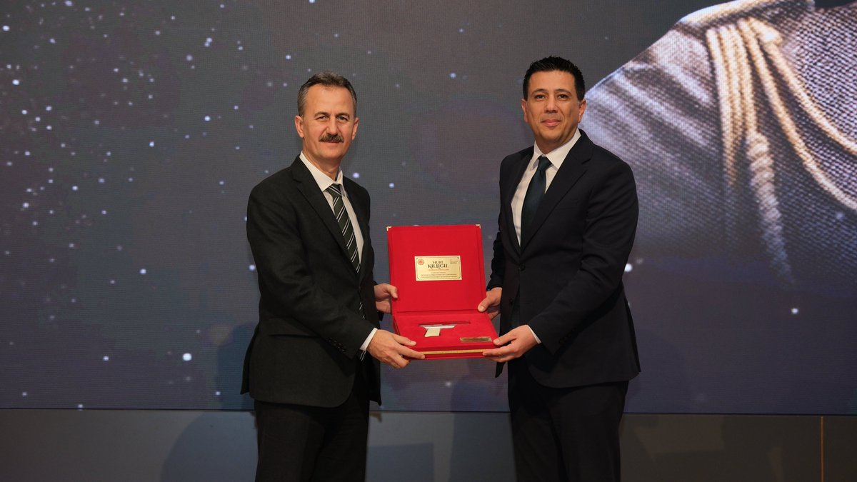 teknopark_ist's tweet photo. Teknopark İstanbul olarak, Türk savunma sanayisinin kurucularından Sayın Nuri Killigil’in anısını yaşatmak ve ilham verici mirasını geleceğe taşımak amacıyla düzenlediğimiz ödül töreninde, sektörün öncü isimlerini bir araya getirdik.

Sayın Savunma Sanayii Başkanı Prof. Dr. Haluk Görgün’ü aramızda görmekten büyük onur duyduk. Değerli katılımları için kendilerine şükranlarımızı sunuyoruz.

Ev sahipliğini Genel Müdürümüz Prof. Dr. Abdurrahman Akyol’un üstlendiği bu anlamlı gecede, geleceğe yön veren projeleriyle ödüle layık görülen girişimcilerimize, Sayın Nuri Killigil’in tasarımı olan tarihi tabanca özel bir sembol olarak takdim edildi.

Savunma sanayimizin köklerinden geleceğine uzanan bu köprüyü birlikte inşa ediyor, yüksek teknolojiye dayalı üretim gücümüzle Türkiye’yi daha da ileriye taşıyoruz.

#NuriKilligilÖdülleri #Teknoparkİstanbul #SavunmaSanayii @akyol_edu @halukgorgun