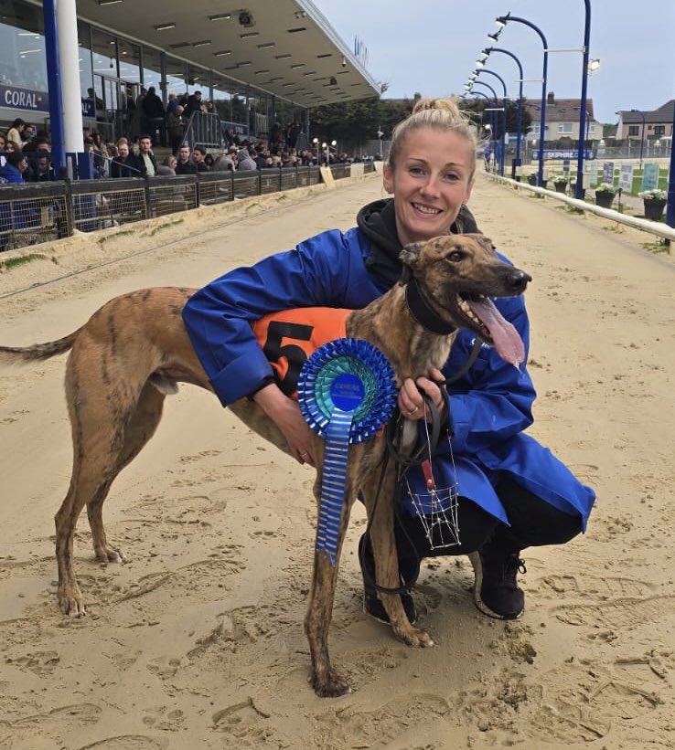 💙Romford Friday Night 500 Standard - Heat 1🔥

🌟Winner of Race 3 - Romford Friday 18th April 2025

🥇Trap 5 - ROANNA MAMBA

Trainer🏆- Michelle Brown (Towc)
Owner(s)🐾- Mr C.M.Donovan, Mr J.A.Walker 

Congratulations to Connections!💕
