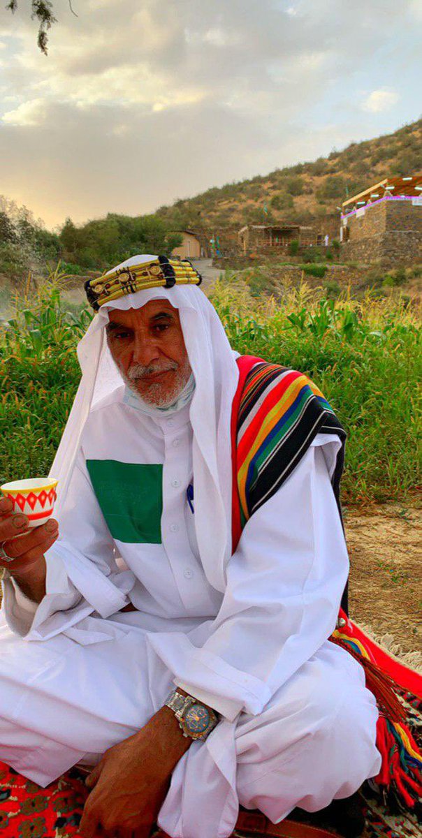 A_saudk's tweet photo. حين يكون الوفاء للتراث أسلوب حياة، وتتحول البيوت القديمة إلى متاحف ناطقة بالهوية… فإننا لا نتحدث إلا عن قامة شامخة في الميدان، عن العم سالم مرضي الخزمري الزهراني – صاحب متحف الديرة.

بإخلاصه، وبمتحفه الذي يزخر بعبق التاريخ، كان وما زال ركيزة من ركائز العمل التراثي الشعبي في المنطقة، وسندًا لكل من أراد أن ينهل من هذا المعين النقي.

لقد مثّل الولاء والانتماء خير تمثيل، وقدّم صورة مشرّفة لأبناء منطقة الباحة في محافل التراث والثقافة، وكان حاضرًا في كل مناسبة وطنية أو احتفالية على مستوى محافظة المندق والمحافظات المجاورة، بروحه المتوهجة، وعطائه اللامحدود.

يُعرف بترحيبه الدائم، ووجهه الطلق، وكرمه الأصيل، وتفاعله النبيل، فكان دائمًا في المقدمة، مبادرًا، محبًا لوطنه، وحريصًا على نقل الموروث للأجيال القادمة بكل وفاء واعتزاز.

وختامًا، نقولها من القلب:
شكرًا بحجم حبنا لهذا التراث الذي حفظته، وصنته، وأبقيته حيًّا بيننا.
شكرًا لمبادراتك، ولتعاونك، ولإخلاصك الذي نراه حاضرًا في كل تفصيلة.
نسأل الله أن يبارك في عمرك، ويزيدك رفعةً ومحبة، ويجعل كل ما تقوم به في ميزان حسناتك.
دمت أصيلًا كما عهدناك، ودام متحفك منارةً تُضيء ذاكرة الوطن.

#اليوم_العالمي_للتراث
#التراث_هوية
#تراثنا_مسؤوليتنا
#تراث_الباحة
#متحف_الديرة
#محافظة_المندق