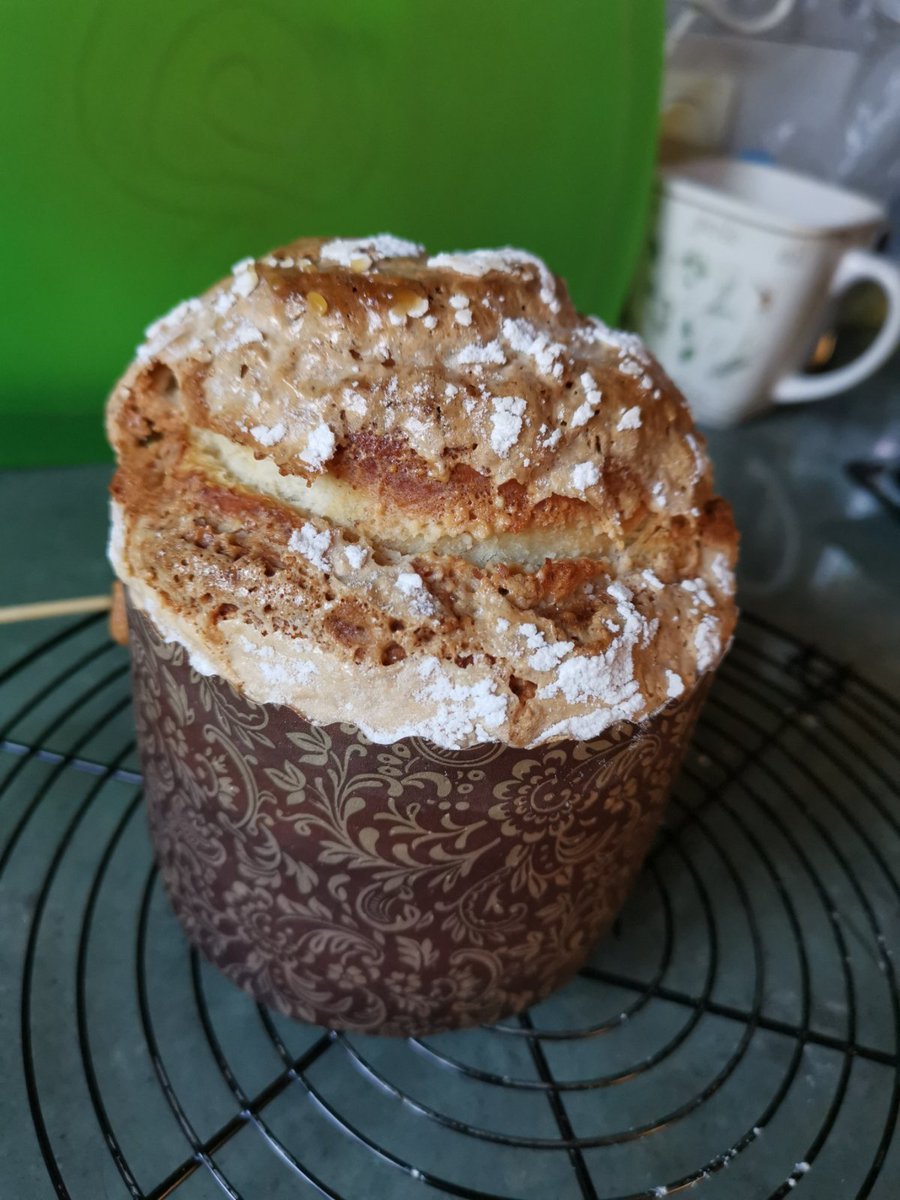 ...как-то само-собой получилось 😋👍..."пасхальный крафин" на заварном "стартере", внутри вяленое манго, помело, фундук, вымоченные в коньяке... сверху - миндальная "шапочка" 🥰