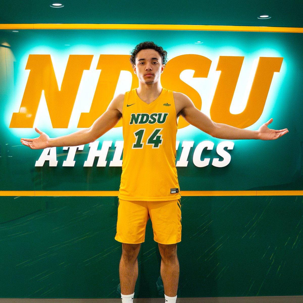 Welcome to the Bison, 𝙏𝙧𝙚𝙫𝙞𝙖𝙣 𝘾𝙖𝙧𝙨𝙤𝙣!

🦬 6-4 Guard
🦬 Des Moines, Iowa
🦬 NJCAA 1st Team All-American
🦬 ICCAC Player of the Year
🦬 14.9 points, 7.8 rebounds, 3.6 assists, 1.8 steals, 1.2 blocks per game