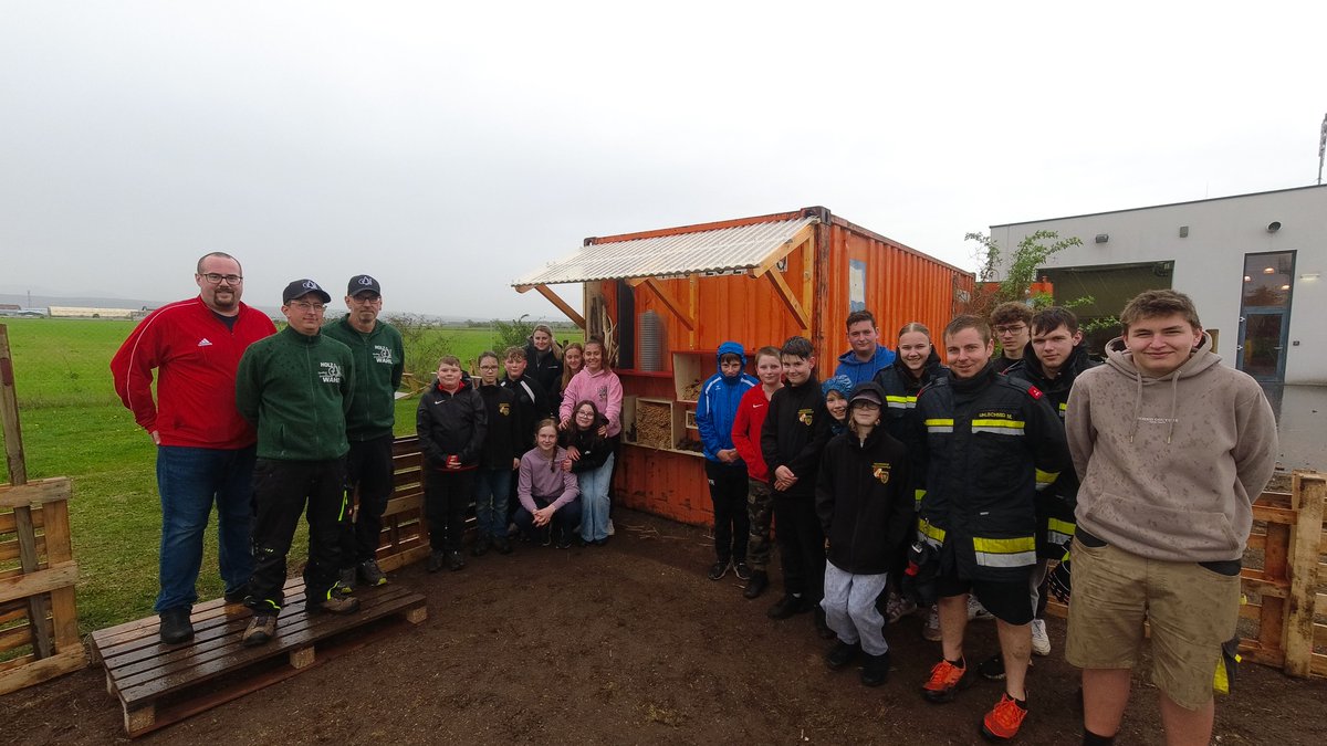 Feuerwehrjugend-Woche 2025 auch in Theresienfeld. Ein arbeitsintensiver Projekttag mit der #Feuerwehrjugend, trotz Regen. Insektenhotel fast fertig. Fläche für Blumenwiese vorbereitet. Nächste Woche finalisieren 💪🐝🚒  #beewild #seidabei #naturschutzistcool #feuerwehr