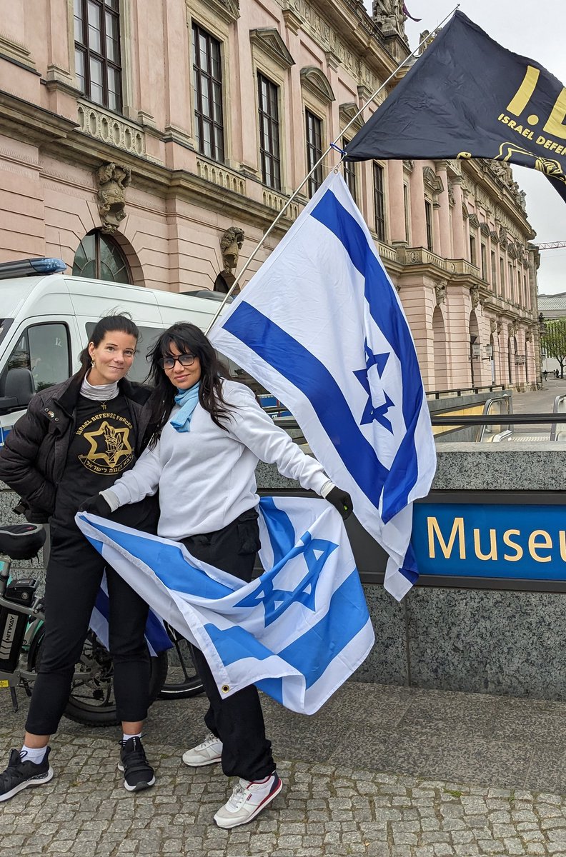 Leviathan_Alexa's tweet photo. Gegendemo 🇮🇱❤️ Berlin - Unter dem Linden
#b1804 https://t.co/siIqcdQJUl