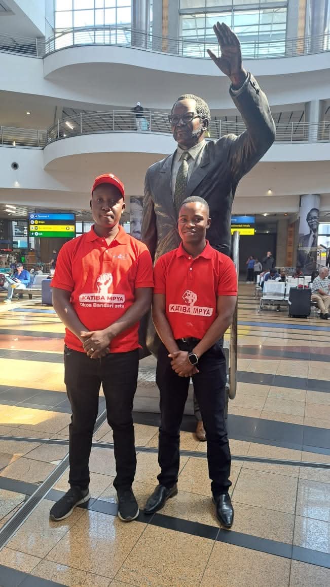 ShijaShibeshi's tweet image. Madai ya #NoReformsNoElection yatapatikana Asubuhi TUKIAMUA!!Fikirieni itakuwaje endapo watu Laki Moja Wametinga  Mahakamani Tarehe 24/04/2025 na Vazi  hili la #KatibaMpya Wakiwa wamefunga Katambaa Cheupe na  Chupa ya Maji ya Kunywa Mkononi?

REPOST.