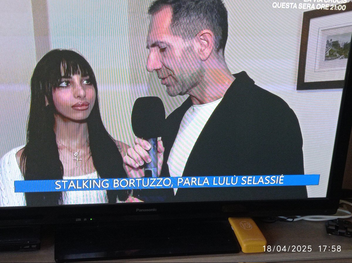 francaruberto56's tweet photo. #fairylu
#luluselassie1
#lavitaindiretta
Il giornalista ha detto di aver visto delle prove eppure il conduttore di parte, ha voluto finire questa intervista a favore di BORTUZZO, arriverà il giorno quando Lulú leggerà le vostre scuse. https://t.co/1zDhuGWS4c