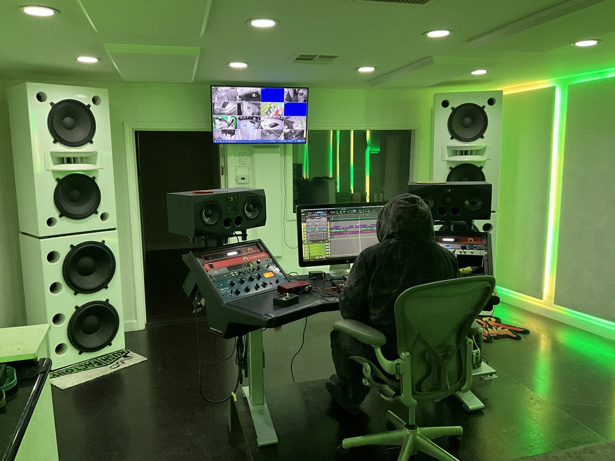 LILCRYPTOWORLD7's tweet photo. @kushfactoryla Ricky X Richie 👨🍳👨🍳👨🍳👨🍳👨🍳👨🍳👨🍳 #lilcrypto & @therealRickyP EP OTW 🌊🌊🌊🌊🌊🌊🌊 #DRONES 6.17.25 https://t.co/3R3qgvzBGh