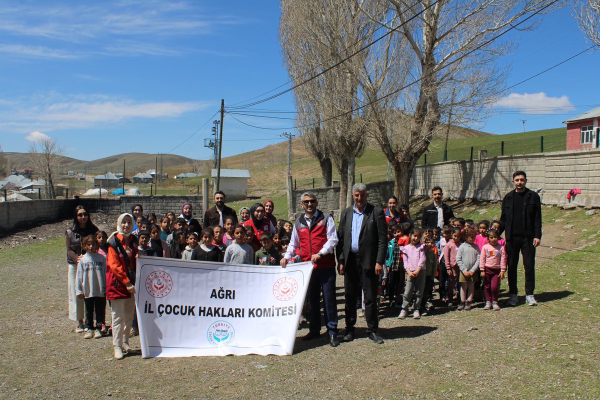 YGozluceilkokul's tweet photo. Ağrı İl Çocuk Hakları Komitesi okulumuzda çeşitli etkinlikler gerçekleştirdi. Programda emeği geçen herkese çok teşekkür ederiz 
@MNesipMahir @mehmetozmus_ @Firat_Guzelyuz @HamurMEM1 @AgriKizilay @genckizilayaicu https://t.co/Xh2NlNytLG