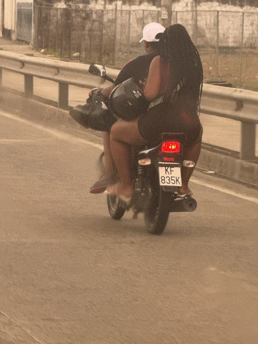 CesarN_K9GYE's tweet photo. La irresponsabilidad del ser humano , en plena lluvia rodando a toda velocidad con un niño en medio y sin casco por la av Pedro Menéndez Gilbert @ATMGuayaquil @aquilesalvarez https://t.co/o73FBp8NPQ