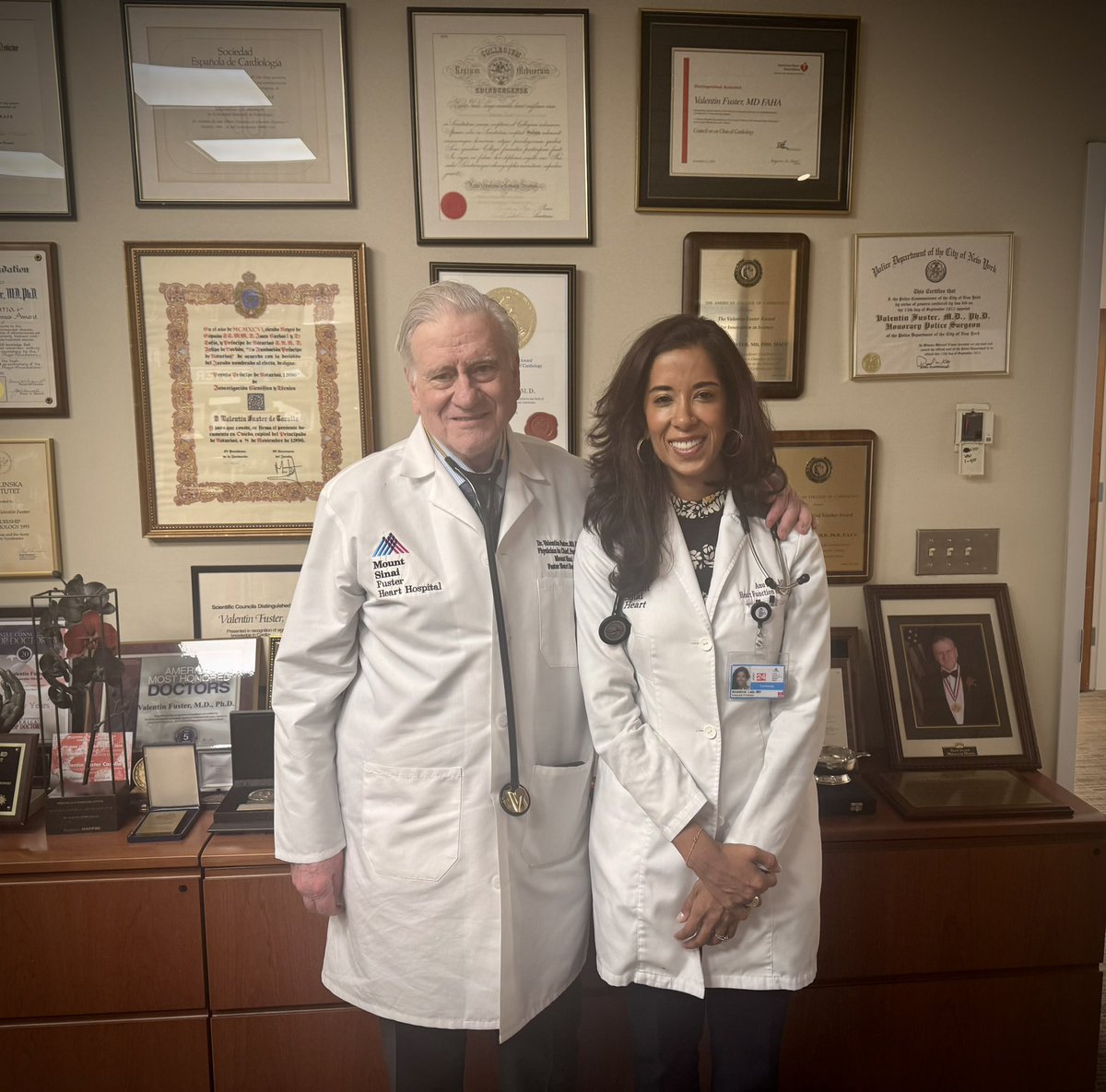 dranulala's tweet image. I generally try not to 👀 back, but when we do it w/an intention to reflect &amp;amp; introspect, it can be rewarding. 

This week marks my serving as 🫀faculty @MountSinaiHeart for 10 yrs. 

From my intern days in the CCU w/#ValentinFuster &amp;amp; @spinneymd to now -🙏🏽@DLBHATTMD - I am