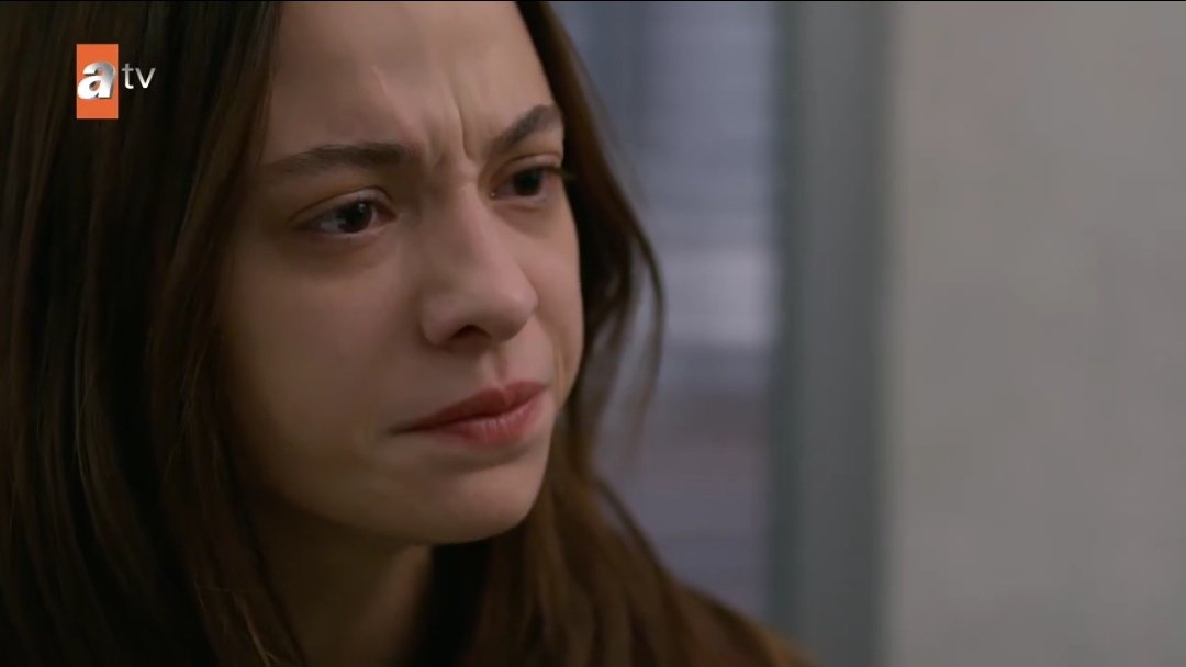 Atakkn1's tweet photo. Ceylan :Senin o yerlere sığdıramadığın damadın varya kendi öz oğlunun böbreğini satmış.🔥
Senin gibi ana baba olmaz olsun (Defol) 😎👏İşte tüyleri diken diken edem o oyunculuk duruş, bakış 😎❤️💙🩵💚#sümeyyeaydoğan #SustalıCeylan https://t.co/uh4mlG8nOH