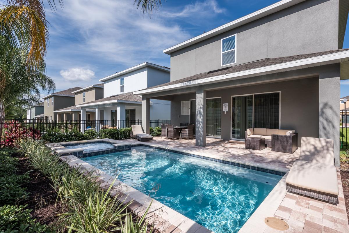 Craving a little luxury with room for the whole crew? 🌴☀️ Our spacious 6-bedroom homes at Encore Resort at Reunion feature gourmet kitchens, private pools, game rooms, and more. Plus, enjoy full access to our on-site Aqua Park for nonstop family fun! 🏡💦