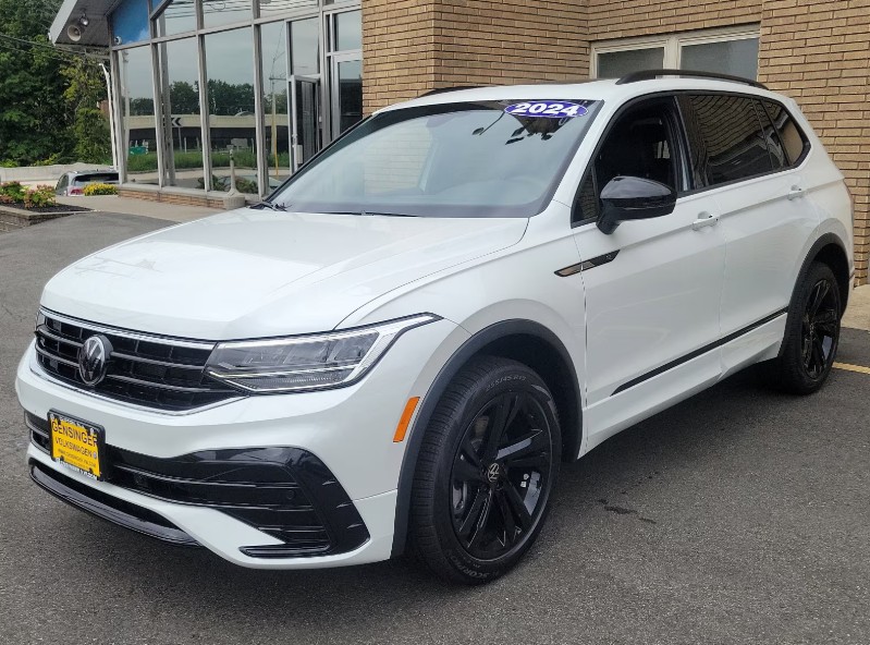 Looking for a vehicle that has outstanding performance? This new 2024 Volkswagen Tiguan SE R-Line Black has a striking appearance and many advanced features! #GensingerVW

See more: bit.ly/3Nzrivd