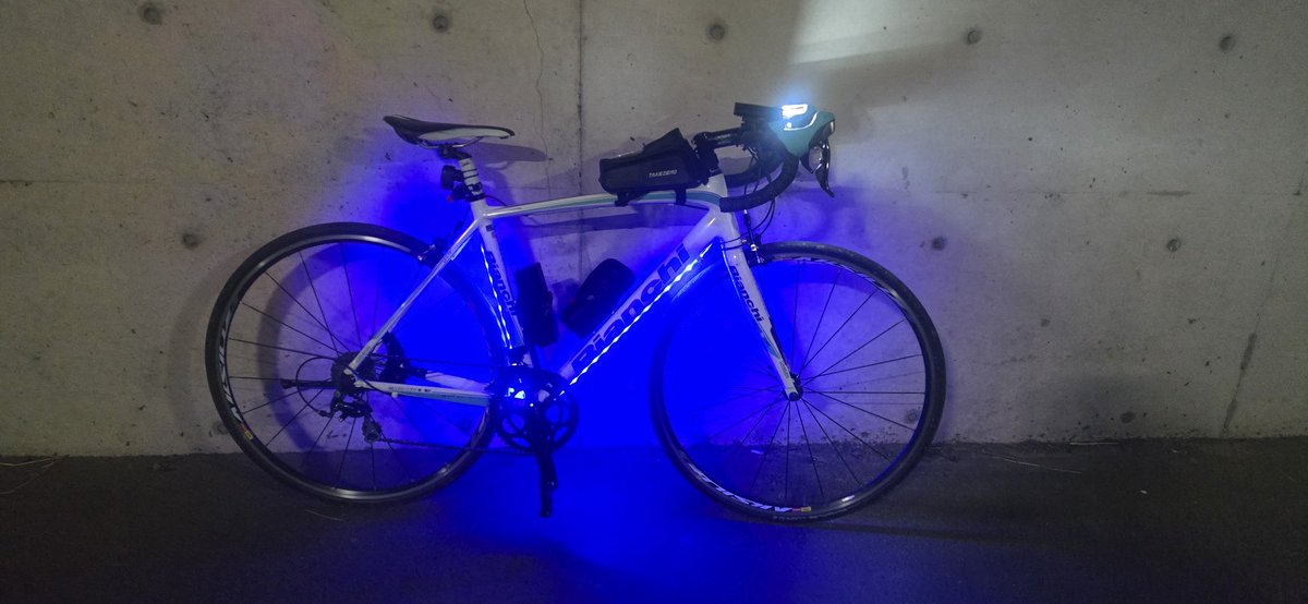 mst_224's tweet photo. 今日は夜中にロードバイクが呼んでる気がしたので少しダル着でですが農道を走ったりしてきました！やっぱり田舎はいいですね～😊
LEDは遊び心で着けてみました笑、案外かっこいいと思うのは自分だけでしょうか？笑
 #Bianchi  #MAVIC  #LED  #LEDパフォーマンス   #ロードバイク  #かっこいい https://t.co/FiVnV3xpcQ