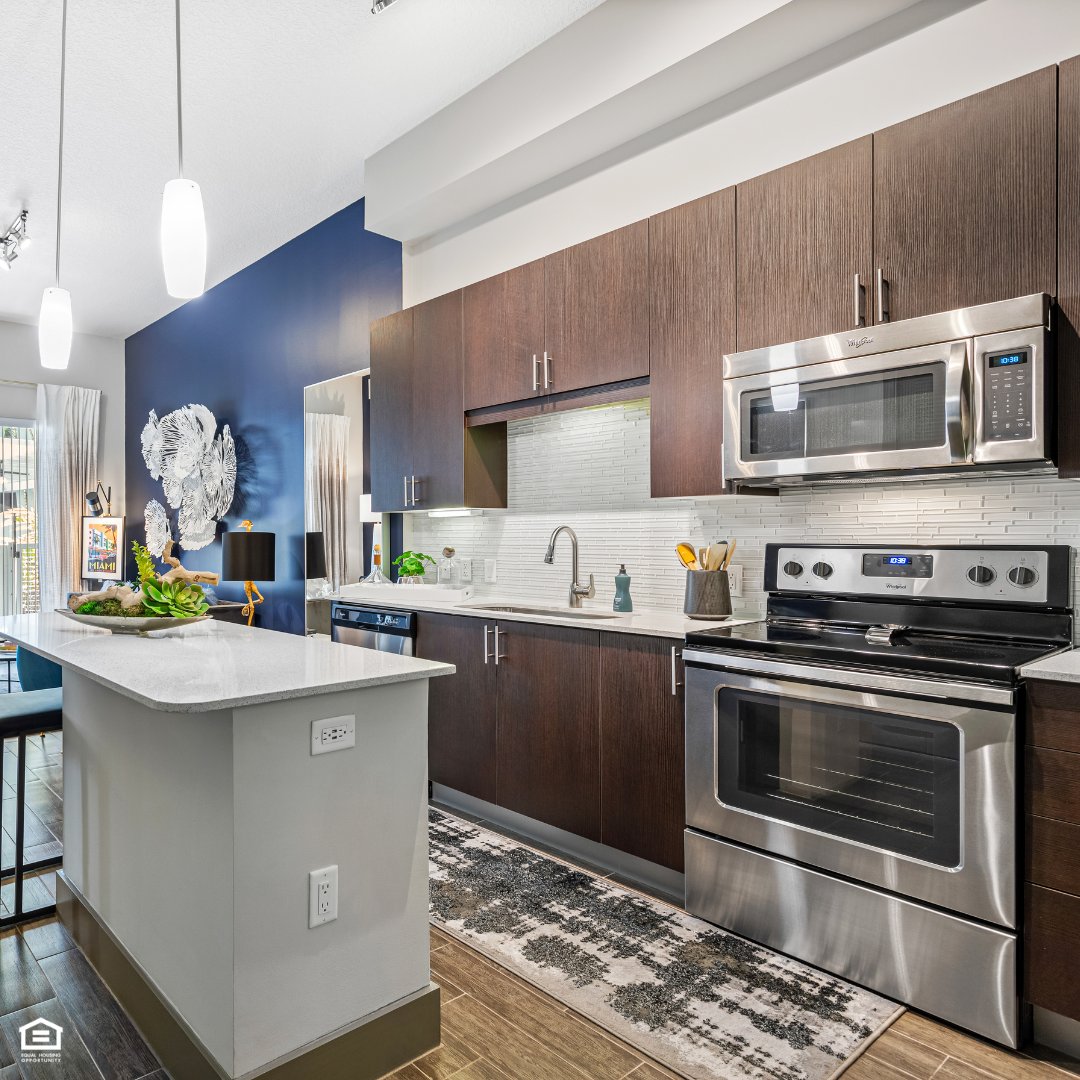 pearldadeland's tweet photo. Discover the stunning kitchens at Pearl Dadeland with quartzite countertops, under-cabinet lighting, oversized cabinets, and stainless steel appliances!

Visit our website for a closer look.
#PearlDadeland #MiamiLiving #MiamiApartments #Miami https://t.co/73BhA7uVc0