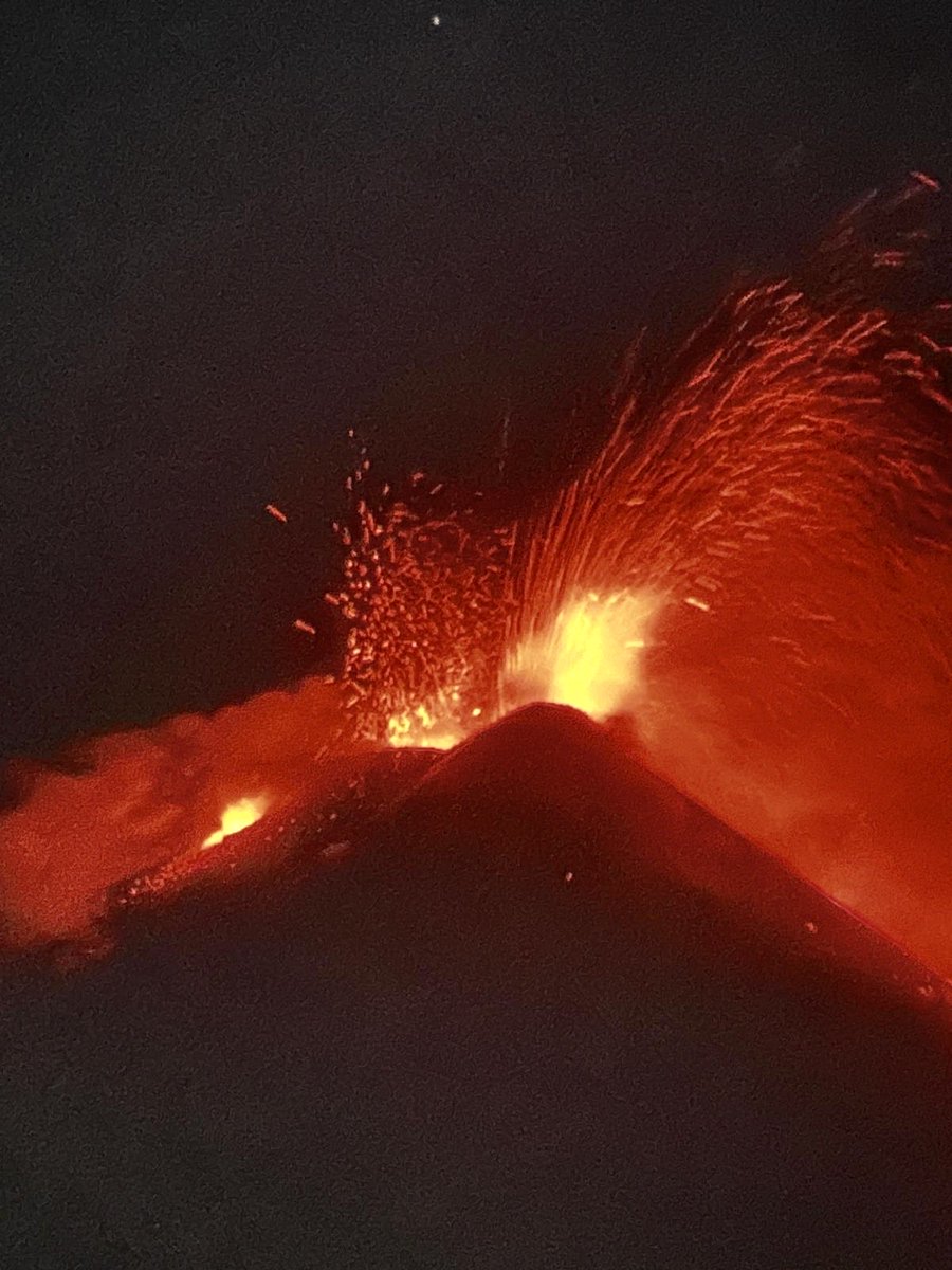 anyclen's tweet photo. Right now! #Etna #volcano #Sicily https://t.co/EnovH6bbOl