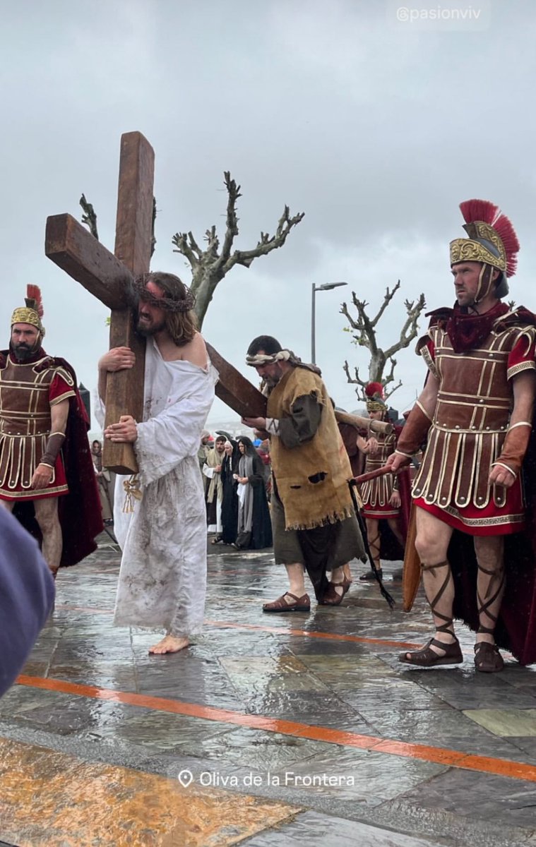 La <a href="/PASIONVIV/">PASIÓN VIVIENTE</a> de Oliva de la Frontera ignora la lluvia y vuelve a ofrecer su emotiva representación a todos los visitantes.