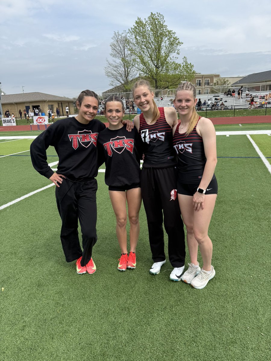 triadtrackgirls's tweet photo. 4x1 takes 3rd at the O’fallon Invite! 

Izzy Stein ➡️ Mikayla Niehaus ➡️ Addie Field ➡️ Sophia Schardan 

48.63s https://t.co/DD474CI8Vj