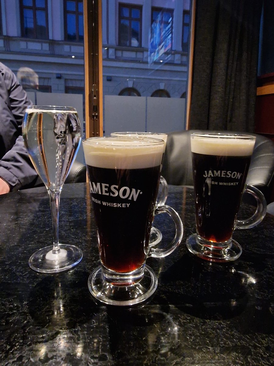 IsmoKoskela's tweet photo. Jälkkärikahvit muualla. #Petrelli https://t.co/B7qmrchhXe