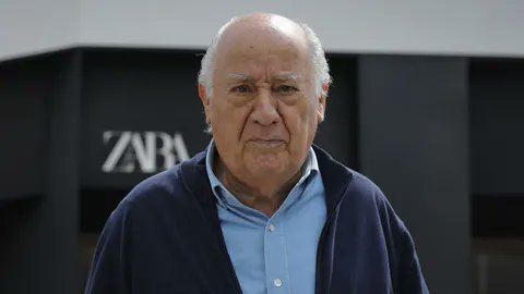 ivanfamil's tweet photo. Nació en un pueblo de León, creció en A Coruña, dejó los estudios a los 12 y empezó doblando camisas. Nunca sale en televisión, no concede entrevistas y rechazó a Bill Gates.

Y, sin embargo, cambió el modo en que el mundo se viste: Amancio Ortega

Tira del hilo 🧵👇👇👇 https://t.co/oZzgfmrDYO