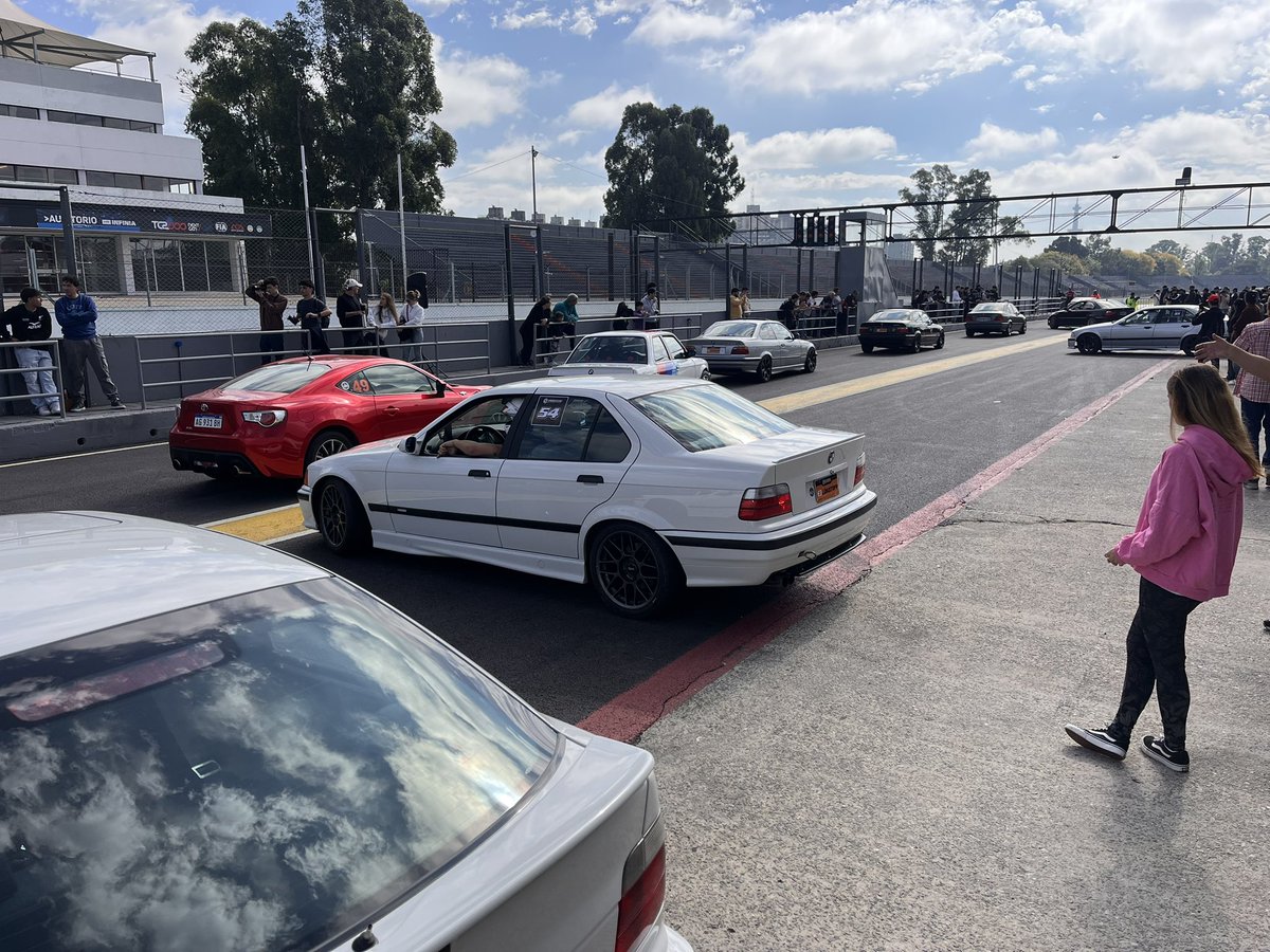 Inmortales estos bichos. Si BMW hubiera hecho los dinosaurios, todavía estarían corriendo carreras en el hipódromo de Palermo.