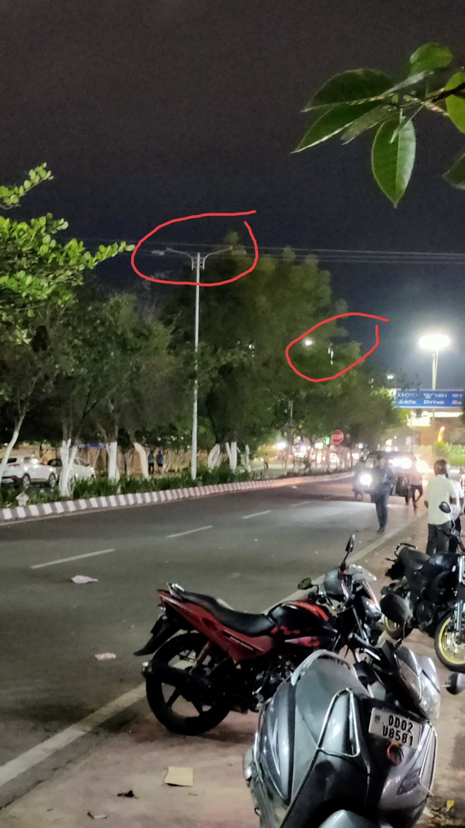 Venketeh1's tweet photo. @bmcbbsr @CMO_Odisha Street lights are not working since one month. Trees are blocking the lights. Accidents are happening frequently.

Address- west end bar front to indian oil quaters gate. Landmark- Vivekananda hospital, Fire station sq. To towards delta sq. https://t.co/8cAzAHqyt1