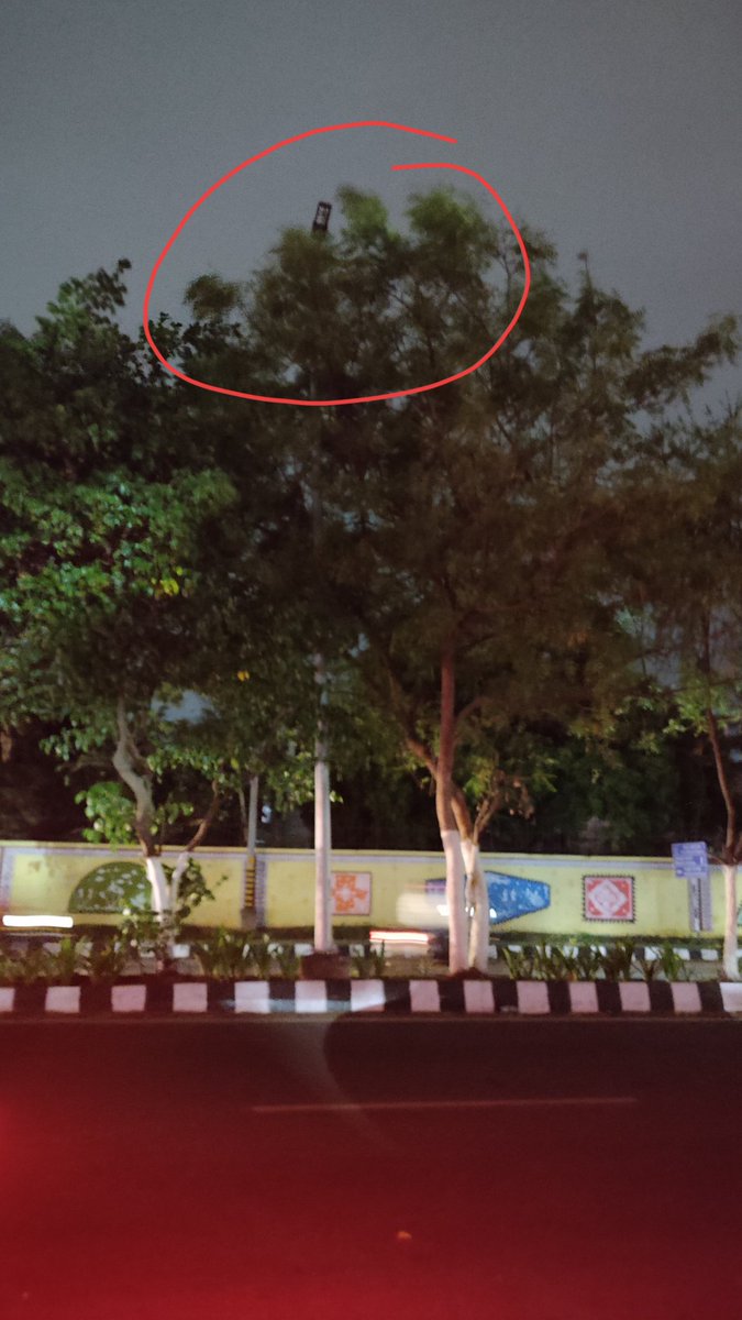 Venketeh1's tweet photo. @bmcbbsr @CMO_Odisha Street lights are not working since one month. Trees are blocking the lights. Accidents are happening frequently.

Address- west end bar front to indian oil quaters gate. Landmark- Vivekananda hospital, Fire station sq. To towards delta sq. https://t.co/8cAzAHqyt1