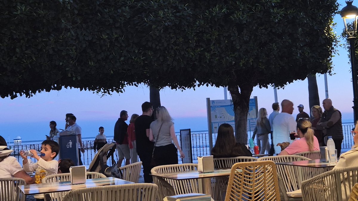 Hola 💝 🇪🇸 
ب ٣ حالات:

بالقبعة🤠
بالنظارة😎
بالشال🧣

الساعة ٩ والليل بعده ما اجا‼️
والناس كلها بالشارع للاحتفال بالايستر