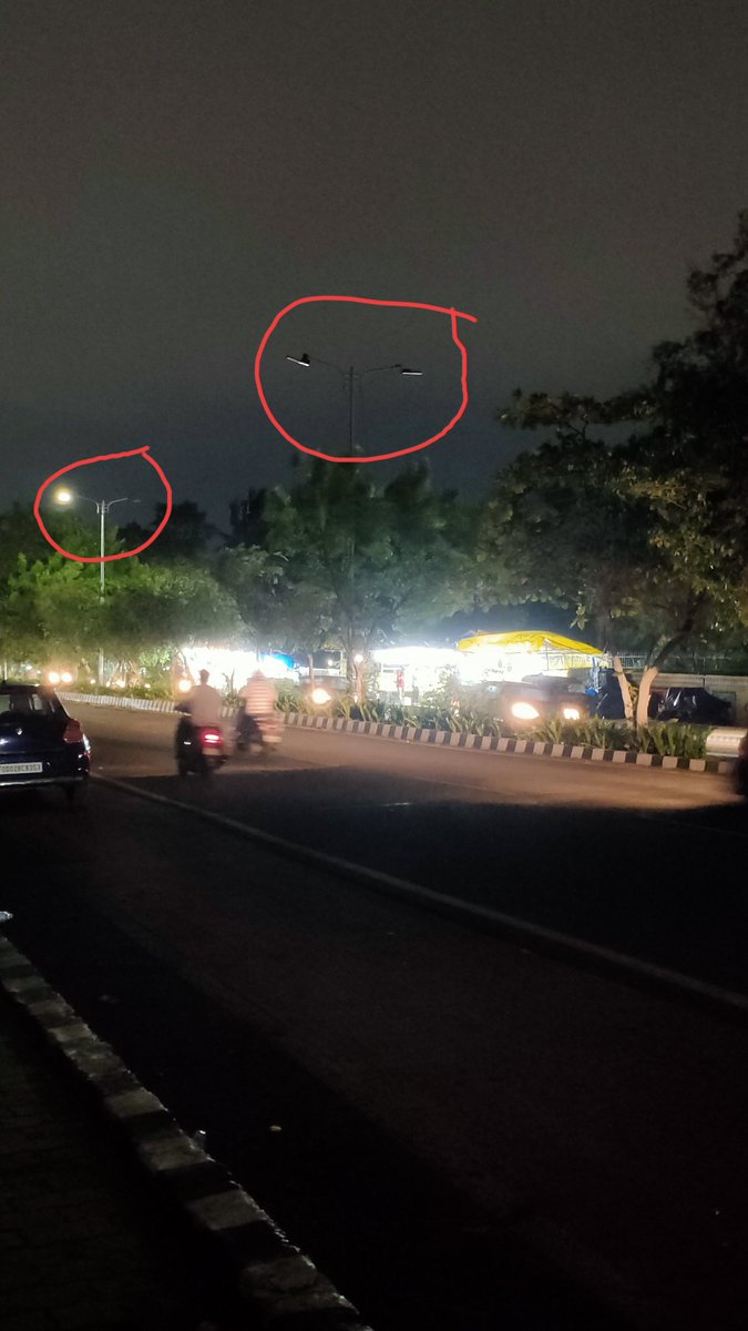 Venketeh1's tweet photo. @bmcbbsr @CMO_Odisha Street lights are not working since one month. Trees are blocking the lights. Accidents are happening frequently.

Address- west end bar front to indian oil quaters gate. Landmark- Vivekananda hospital, Fire station sq. To towards delta sq. https://t.co/8cAzAHqyt1