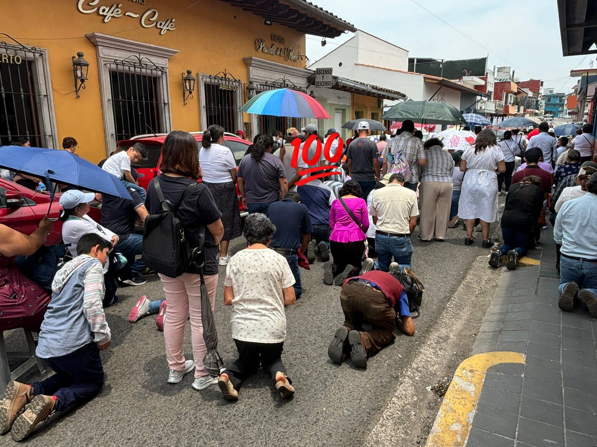 Decenas de feligreses acuden al tradicional viacrusis de la iglesia de San José . #Xalapa #Veracruz #ViernesSanto
