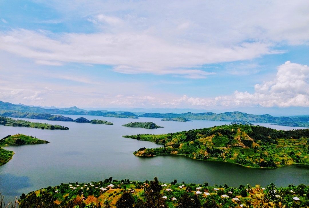 Mwiriwe, abandi muraho. Ikiyaga cya Burera ni kimwe mu byiza nyaburanga bitatse Akarere ka Burera n'u Rwanda muri rusange. Irebere utwo dusozi twiza tugikikije n'utwo Turwa turimo. Ahasigaye ni ahanyu Bashoramari namwe mukunda gusura ibyiza by'iwacu.