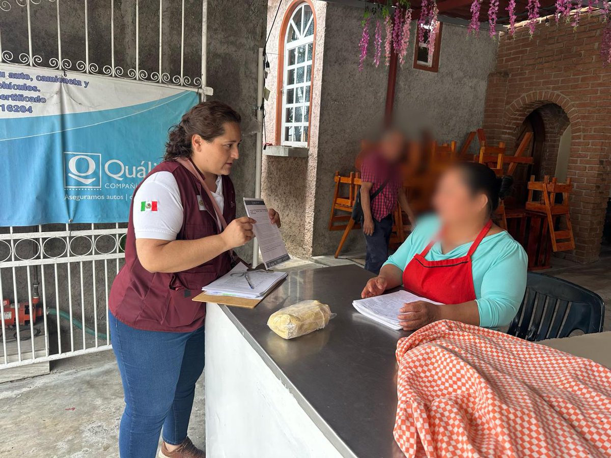 SP_Veracruz's tweet photo. En el marco del Operativo #SemanaSanta, ⛱️ fomentamos la prevención del delito en la población.
A través del programa #RedesVecinales, 🏡 brindamos información necesaria para la ciudadanía, en distintos puntos del estado.
👮🏽♀️👮🏻♂️¡Trabajamos para construir entornos más seguros! https://t.co/X7KaTTBGfW