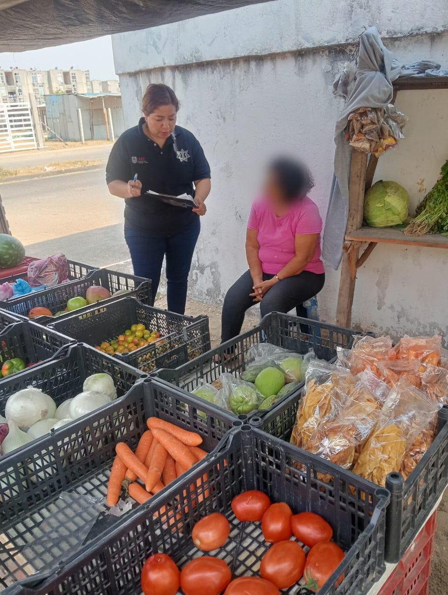 SP_Veracruz's tweet photo. En el marco del Operativo #SemanaSanta, ⛱️ fomentamos la prevención del delito en la población.
A través del programa #RedesVecinales, 🏡 brindamos información necesaria para la ciudadanía, en distintos puntos del estado.
👮🏽♀️👮🏻♂️¡Trabajamos para construir entornos más seguros! https://t.co/X7KaTTBGfW