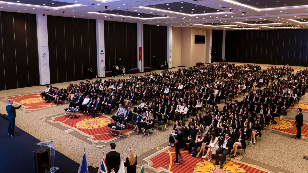 bahcesehir_k12's tweet photo. 🎙️Öğrencilerimizin akademik ve kişisel gelişimlerine katkı sunmak amacıyla düzenlediğimiz, tamamı İngilizce gerçekleşen #BKMUN konferansımız görkemli bir açılış töreni ile başladı!

🗣️Bahçeşehir Koleji lise öğrencileri, üç gün boyunca ‘Kuantum Devrimi: Güvenli ve Sürdürülebilir Bir Dijital Dünyaya Açılan Yol’ başlığıyla Birleşmiş Milletler simülasyonunda farklı ülkeleri temsil ederek küresel sorunlara çözüm arayacak; araştırma, münazara, topluluk önünde konuşma ve ikna becerilerini geliştirme fırsatı bulacaklar.

3 gün boyunca devam edecek oturumları heyecanla bekliyoruz! ❤️💙

#BahçeşehirKoleji