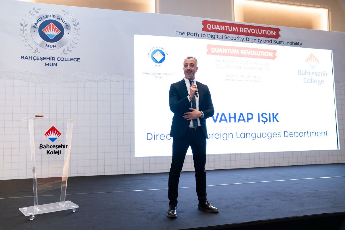 bahcesehir_k12's tweet photo. 🎙️Öğrencilerimizin akademik ve kişisel gelişimlerine katkı sunmak amacıyla düzenlediğimiz, tamamı İngilizce gerçekleşen #BKMUN konferansımız görkemli bir açılış töreni ile başladı!

🗣️Bahçeşehir Koleji lise öğrencileri, üç gün boyunca ‘Kuantum Devrimi: Güvenli ve Sürdürülebilir Bir Dijital Dünyaya Açılan Yol’ başlığıyla Birleşmiş Milletler simülasyonunda farklı ülkeleri temsil ederek küresel sorunlara çözüm arayacak; araştırma, münazara, topluluk önünde konuşma ve ikna becerilerini geliştirme fırsatı bulacaklar.

3 gün boyunca devam edecek oturumları heyecanla bekliyoruz! ❤️💙

#BahçeşehirKoleji