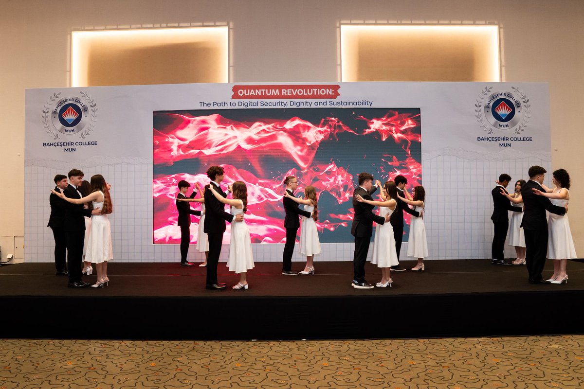 bahcesehir_k12's tweet photo. 🎙️Öğrencilerimizin akademik ve kişisel gelişimlerine katkı sunmak amacıyla düzenlediğimiz, tamamı İngilizce gerçekleşen #BKMUN konferansımız görkemli bir açılış töreni ile başladı!

🗣️Bahçeşehir Koleji lise öğrencileri, üç gün boyunca ‘Kuantum Devrimi: Güvenli ve Sürdürülebilir Bir Dijital Dünyaya Açılan Yol’ başlığıyla Birleşmiş Milletler simülasyonunda farklı ülkeleri temsil ederek küresel sorunlara çözüm arayacak; araştırma, münazara, topluluk önünde konuşma ve ikna becerilerini geliştirme fırsatı bulacaklar.

3 gün boyunca devam edecek oturumları heyecanla bekliyoruz! ❤️💙

#BahçeşehirKoleji