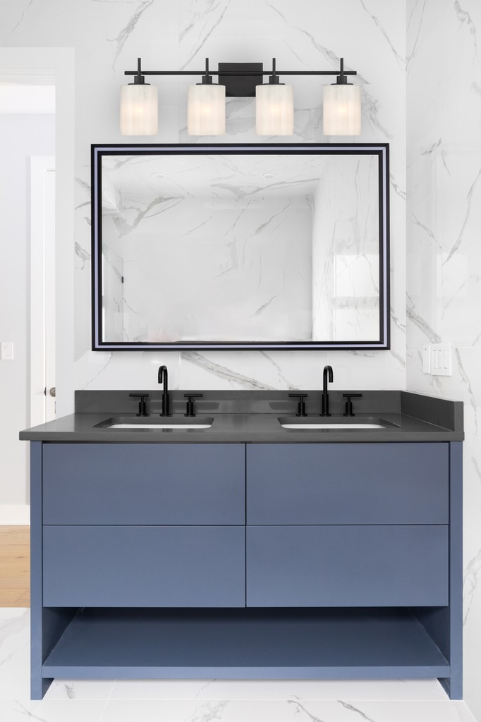 Say hello to your new favorite bathroom upgrade: the Trade Winds 4-Light Bath Bar in Matte Black ✨

💡 Uses 4 standard bulbs (up to 60W each)
🎨 Elegant matte black finish
🏷️ Affordable luxury from Trade Winds — a LightsOnline exclusive!

lightsonline.com/tw84698mbk-bat…