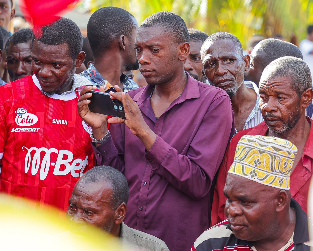 ahmed__ally's tweet photo. Leo tumefanya ziara katika Matawi matatu yaliyopo mikoa tofauti ya Zanzibar kwa lengo la kuhamasisha Wana Simba kuja kwa wingi Uwanjani siku ya Jumapili

Ziara ya ilianzja Tawi la Mkwajuni lilipo Mkoa wa Kaskazini Unguja, Tukaenda Tawi la Bumbiwini tukamalizia Tawi la Mbuzini

Dhumini letu sio tu kujaza Uwanja, bali kuwapa morali Wana Simba waje kushangilia timu yao kwa nguvu zote