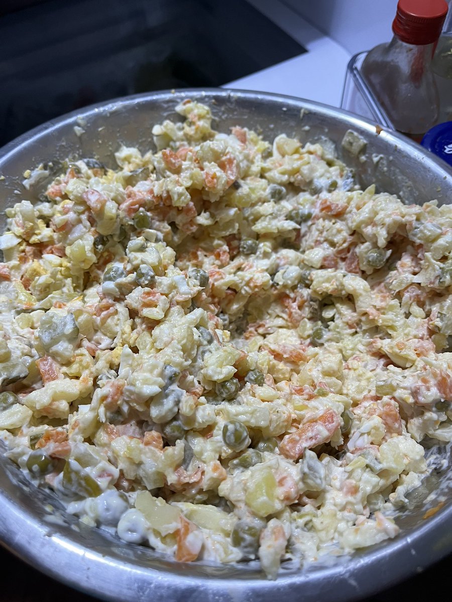 24cartek's tweet image. Sałatka już wjechała na próbę. #goat #salatka #wielowarzywna #jarzynowa #wielkanoc