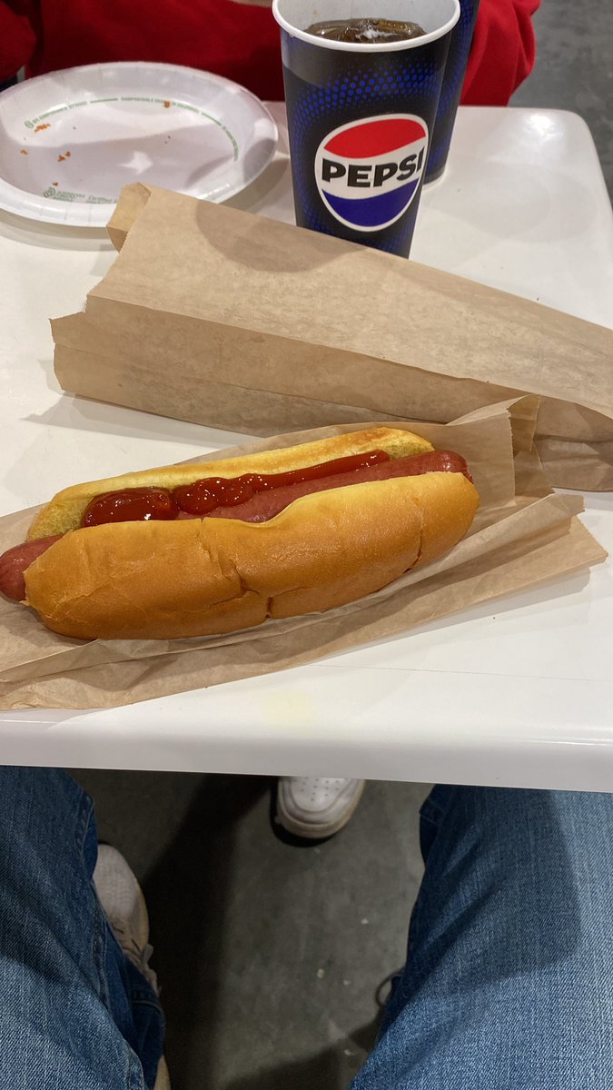 HakeemDaBaller's tweet photo. What an enticing day
#Hotdog
#chickenBake
#5BigBooms
#CostcoGuys https://t.co/V30SSjRhB5