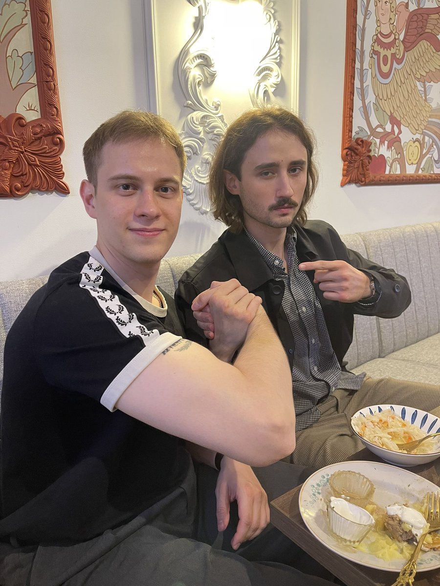 3 пидораса переглядываются