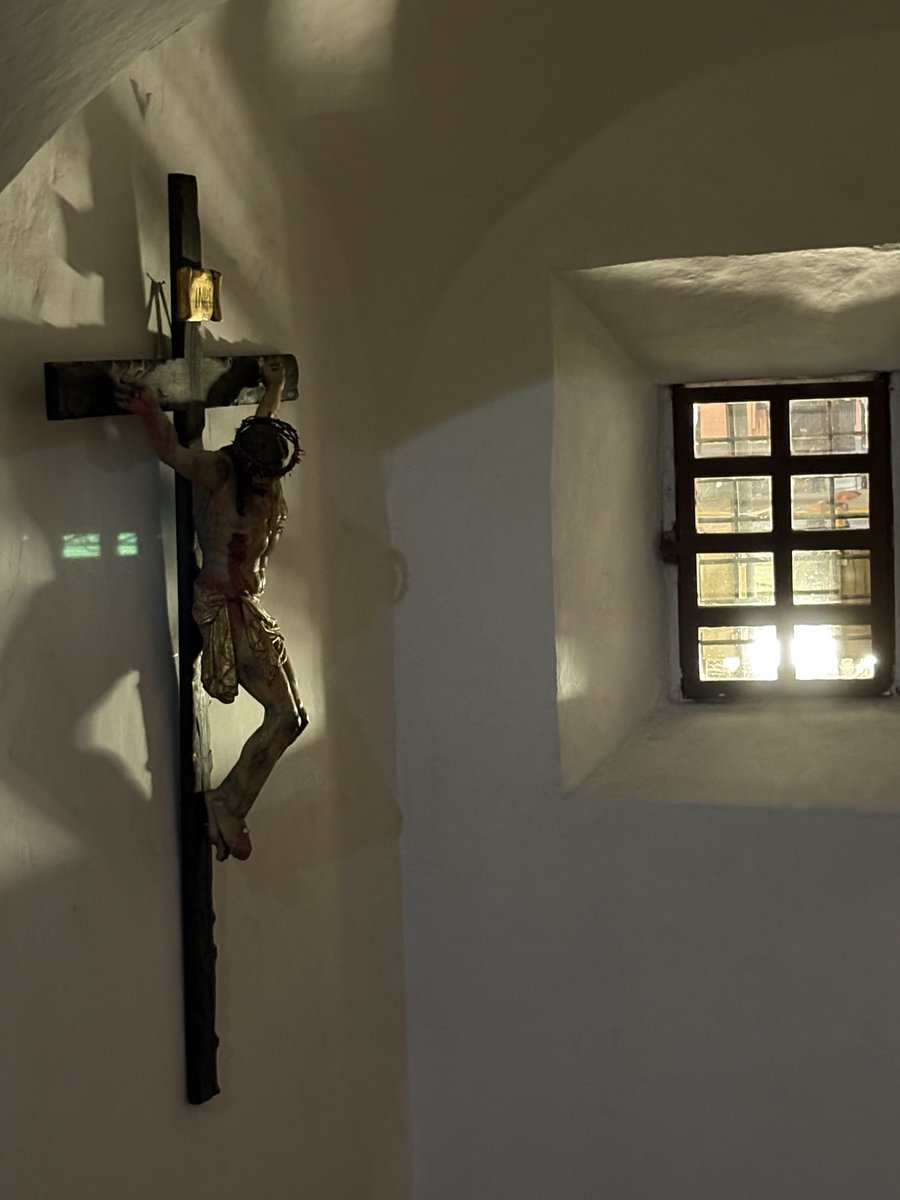 Tomé esta foto de casualidad mientras caminaba en un lugar especial hace varios meses. Representa para mí a quien siempre nos acompaña y no nos deja caer del todo. Que se haga tu voluntad y no la mía. Dios no muere.