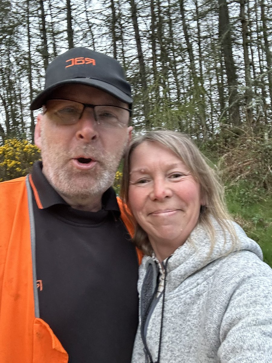 JetBlackLab2019's tweet photo. make this guy famous please? A true angel of the road! on a 700 mile trip as a lone female + 2 dogs relocate to the Isle of Lewis with a van load of furniture I discovered a nail in my tire &amp; prayed 4 help. It came in a lay-by with this lovely #RAC man on a break #rescued #rac ❤️ https://t.co/7S7GzG7fTH